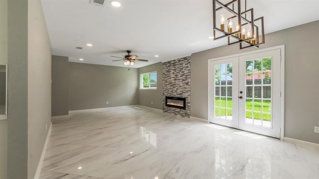 445 E Castle Harbour Drive, Friendswood, Texas image 14