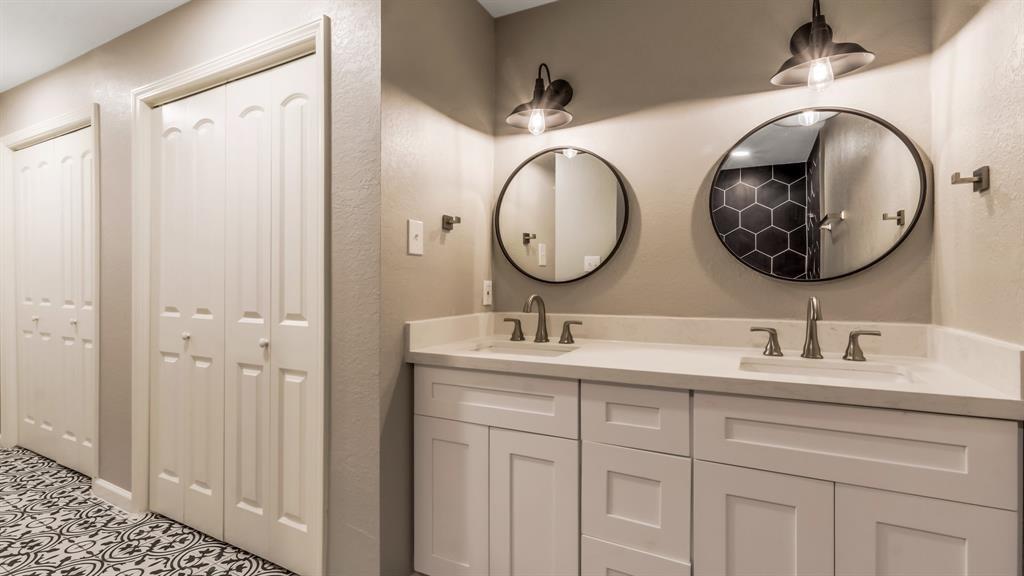 445 E Castle Harbour Drive, Friendswood, Texas image 29