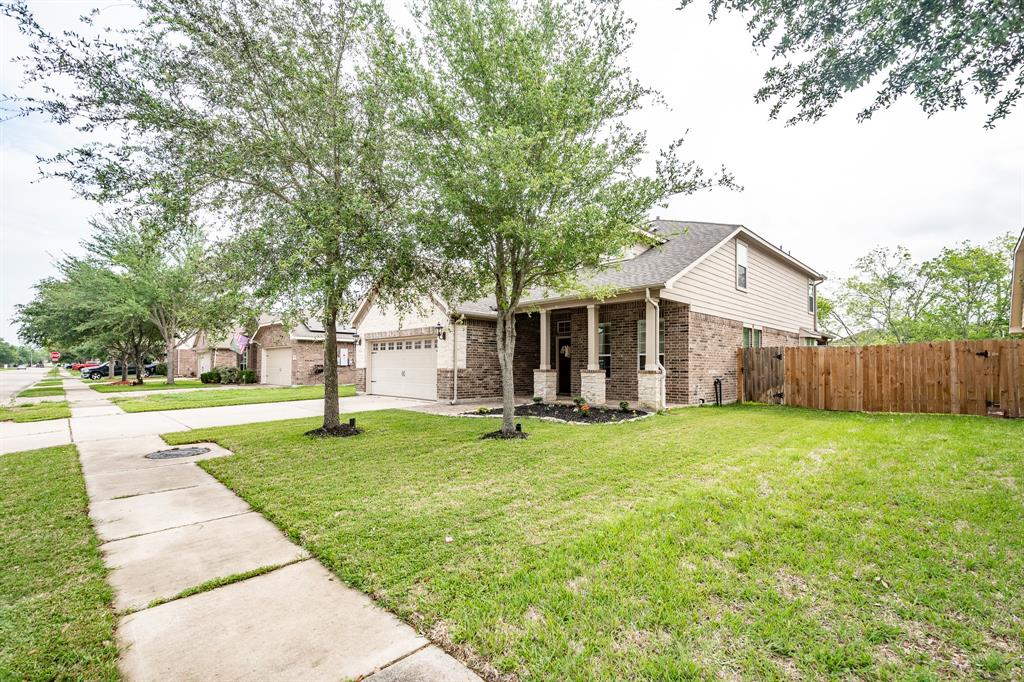 2813 Lost Maples Drive, Pearland, Texas image 3