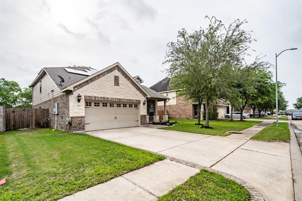 2813 Lost Maples Drive, Pearland, Texas image 2