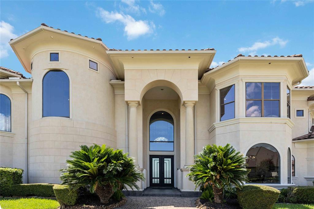 1303 Lakeway Drive