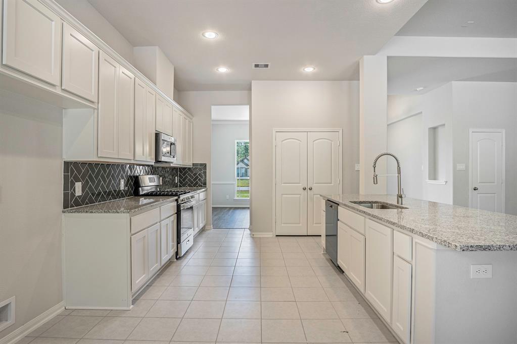 9650 Moss Rose Ln, Willis, Texas image 4