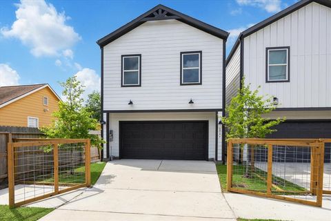 Photo of 2015 Brackenridge Street #A, Houston, TX 77026 (MLS # 85738392) Photo of 2015 Brackenridge Street #A, Houston, TX 77026 (MLS # 85738392)