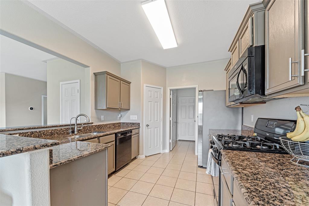 9807 Opal Rock Drive, Rosharon, Texas image 11