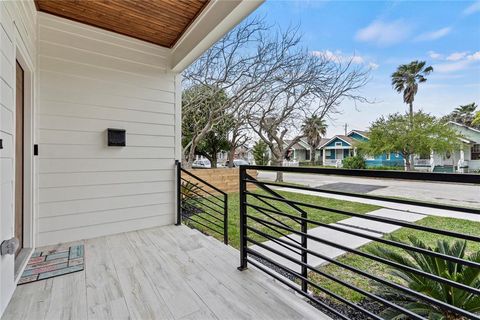 Single Family Residence in Galveston TX 3017 Avenue R 6.jpg