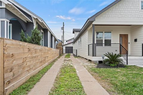 Single Family Residence in Galveston TX 3017 Avenue R 4.jpg