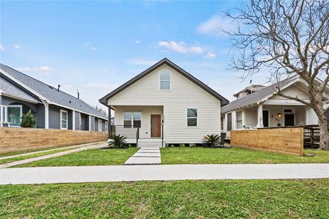 Single Family Residence in Galveston TX 3017 Avenue R 1.jpg