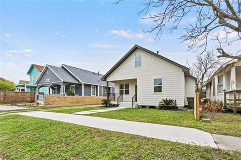 Single Family Residence in Galveston TX 3017 Avenue R 5.jpg