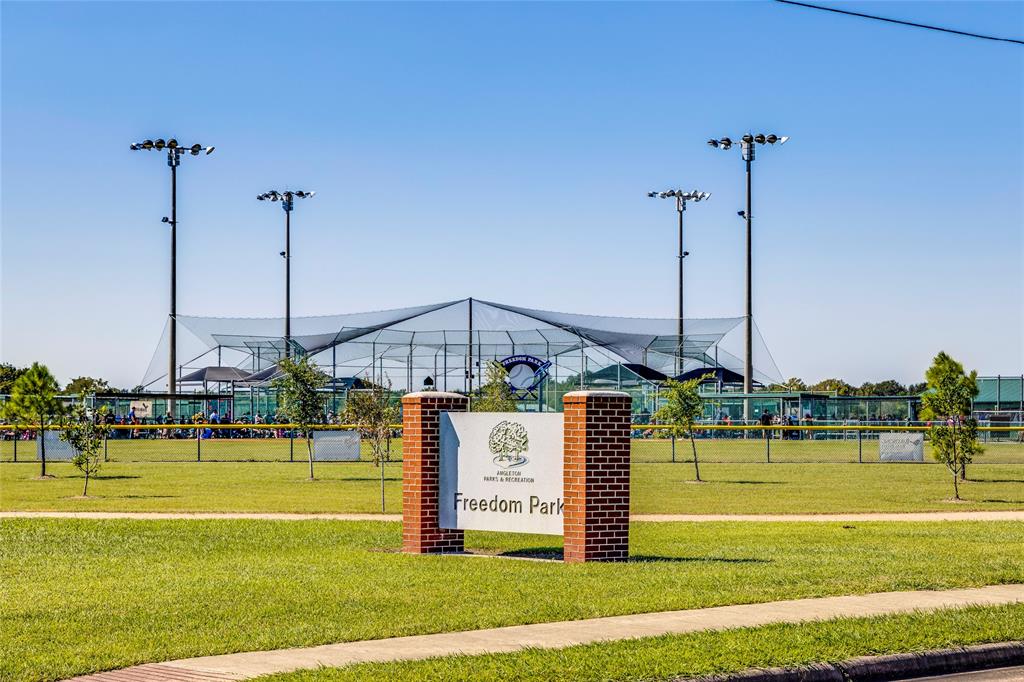 411 Robin Street, Angleton, Texas image 24
