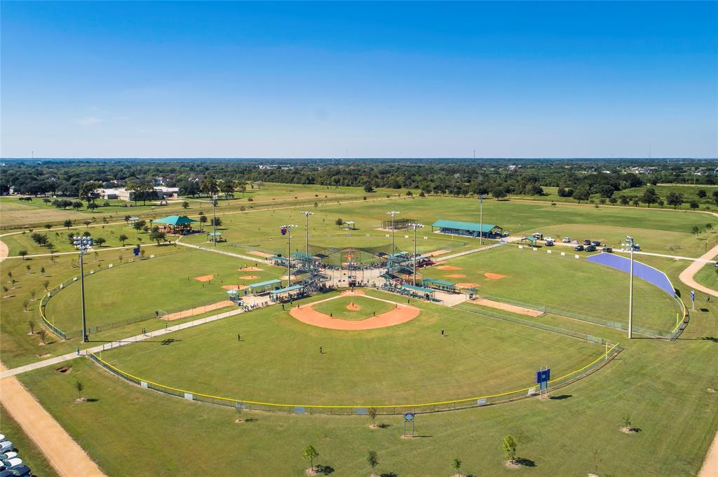 411 Robin Street, Angleton, Texas image 17