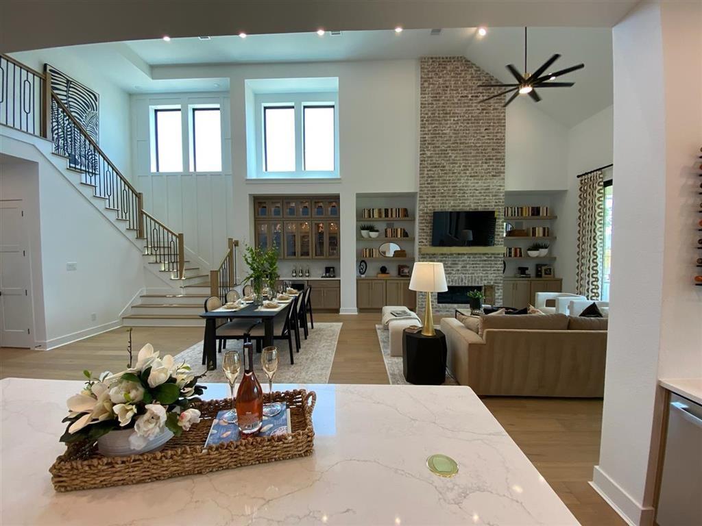 12039 Lake View Boulevard, Mont Belvieu, Texas image 2