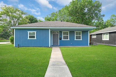 Single Family Residence in Houston TX 1102 Elton Street.jpg