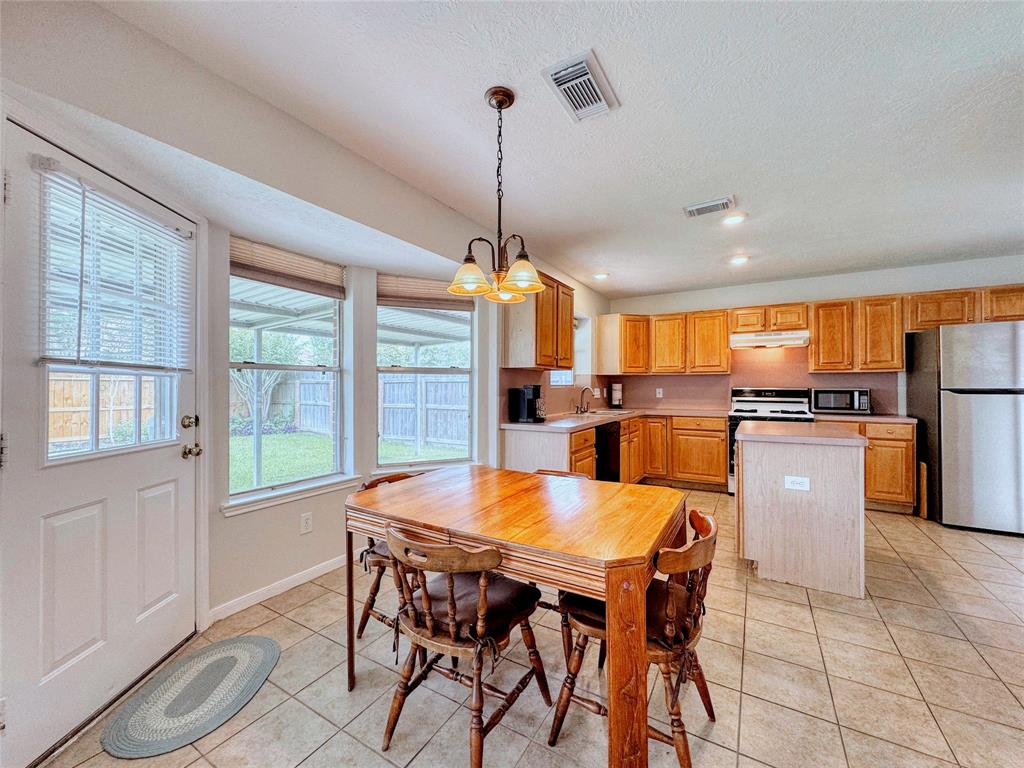 3302 Deer Trail Drive, Alvin, Texas image 18