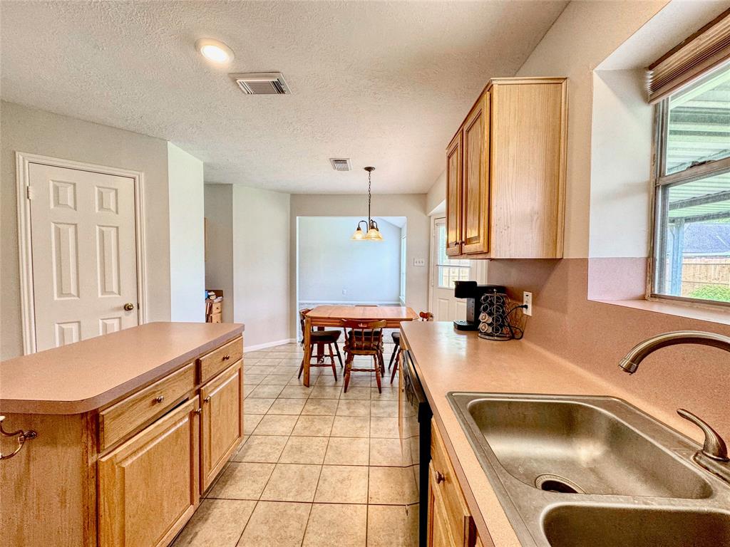 3302 Deer Trail Drive, Alvin, Texas image 21