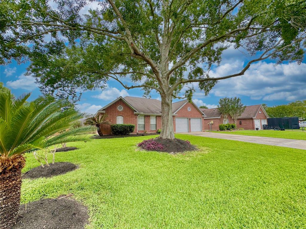 3302 Deer Trail Drive, Alvin, Texas image 2