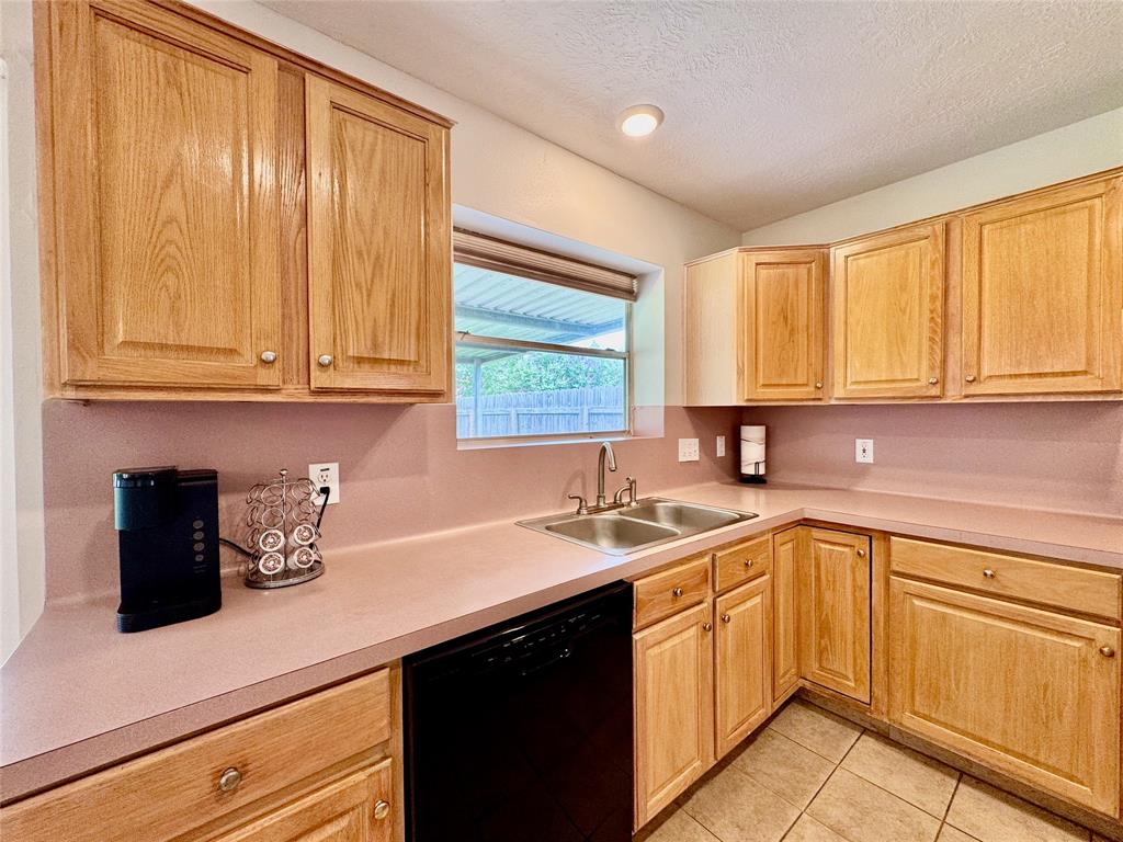 3302 Deer Trail Drive, Alvin, Texas image 22