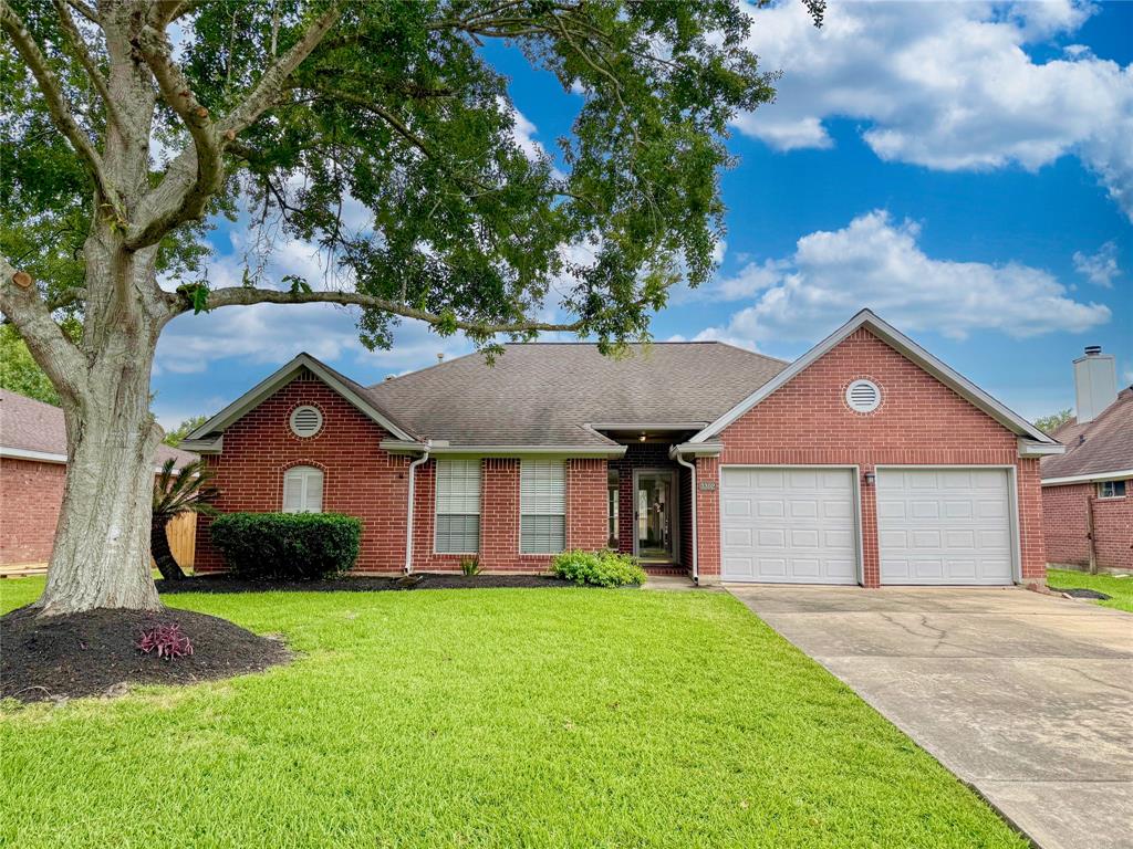3302 Deer Trail Drive, Alvin, Texas image 1