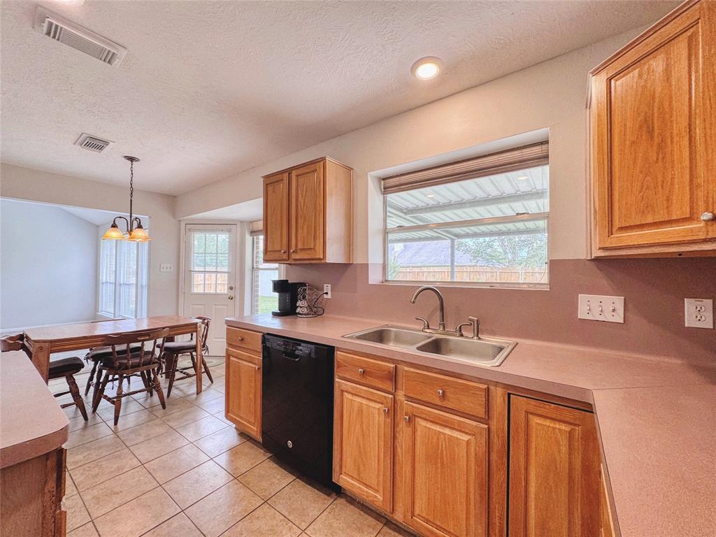 3302 Deer Trail Drive, Alvin, Texas image 24
