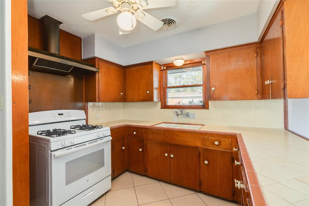 128 Tuna Street, Galveston, Texas image 8