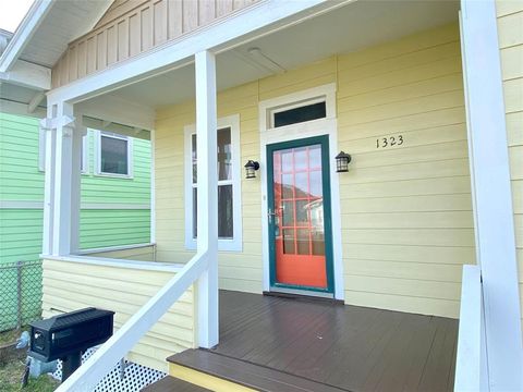 Single Family Residence in Galveston TX 1323 Avenue N 3.jpg