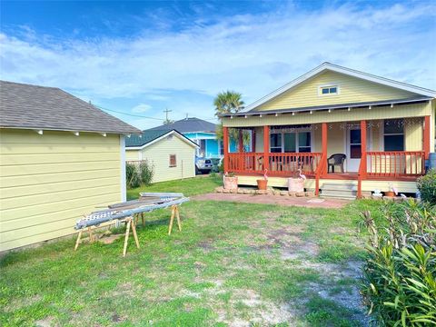 Single Family Residence in Galveston TX 1323 Avenue N 39.jpg