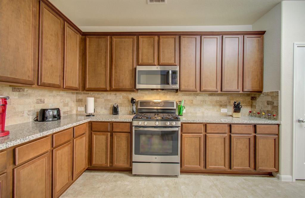 4011 Longwood Drive, Mont Belvieu, Texas image 2