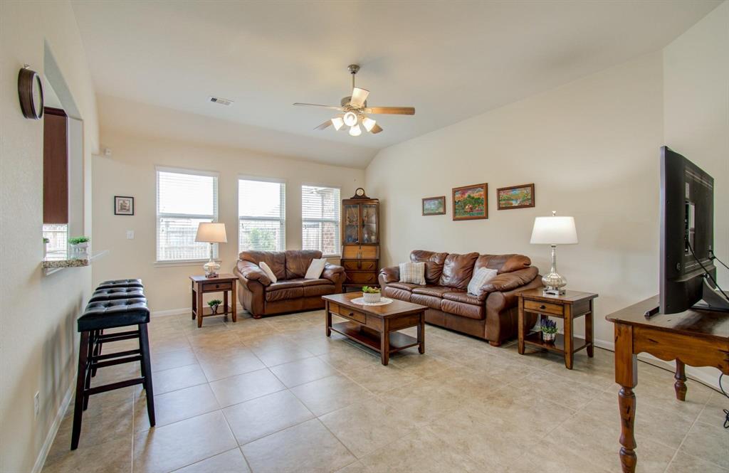 4011 Longwood Drive, Mont Belvieu, Texas image 5