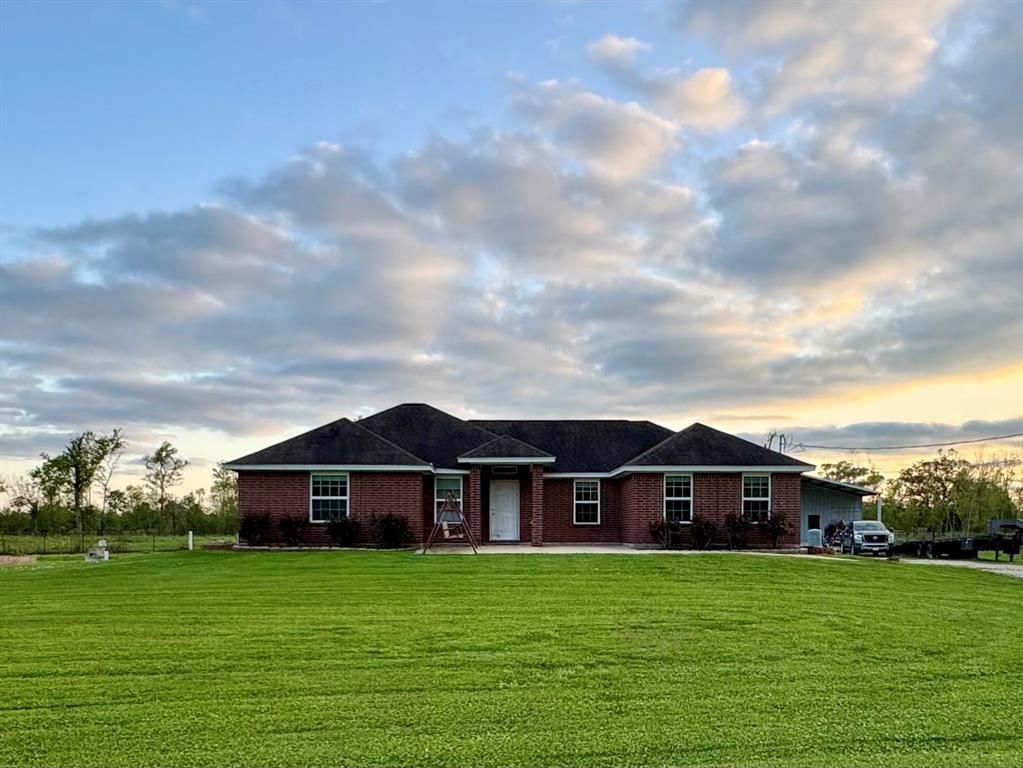 130 Pin Oak Drive, Angleton, Texas image 1