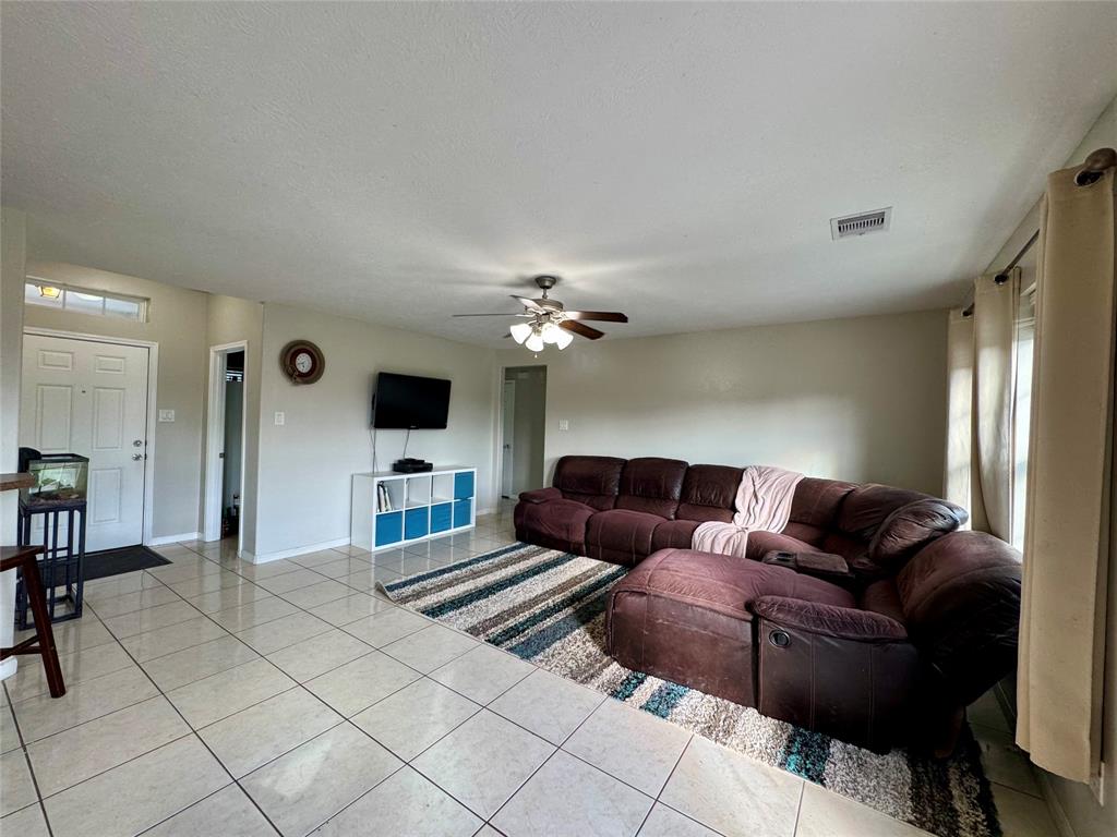 130 Pin Oak Drive, Angleton, Texas image 10