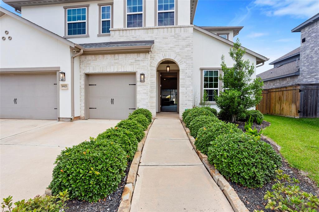 9923 Golden Woods Drive, Missouri City, Texas image 4