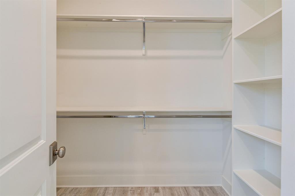 2718 Oakwood Crest Lane, Houston, Texas image 17