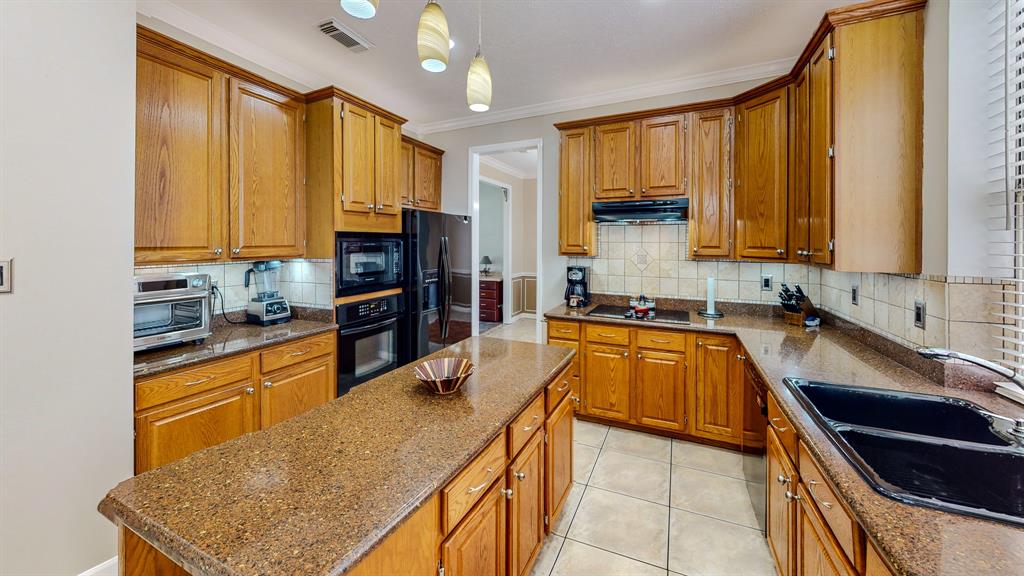 106 Plum Circle, Lake Jackson, Texas image 4