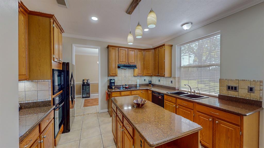 106 Plum Circle, Lake Jackson, Texas image 5