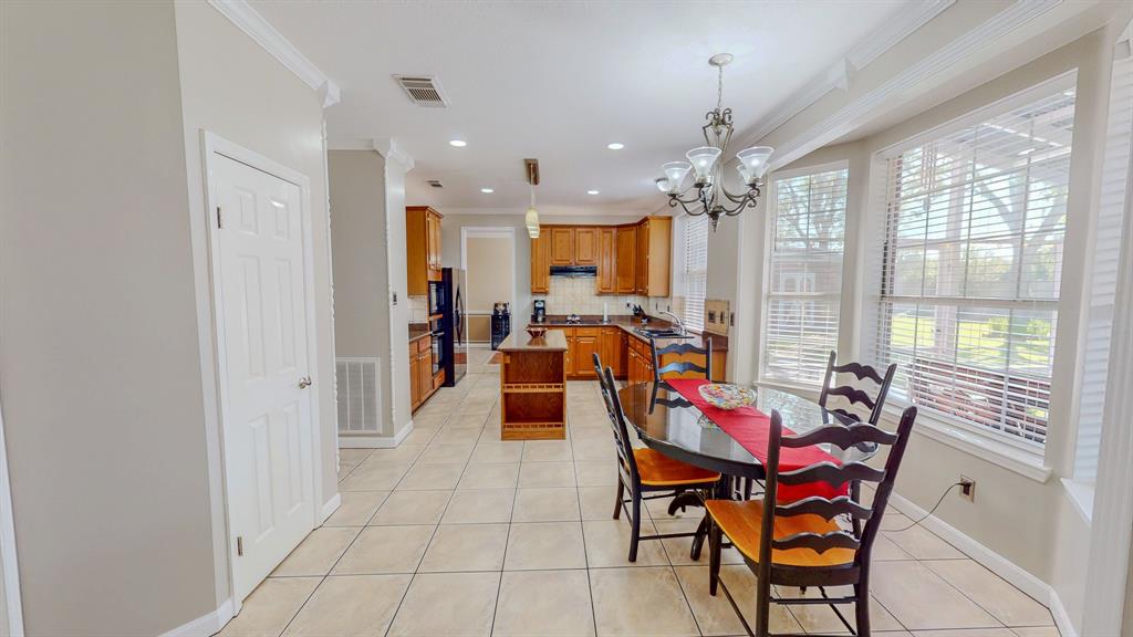 106 Plum Circle, Lake Jackson, Texas image 8