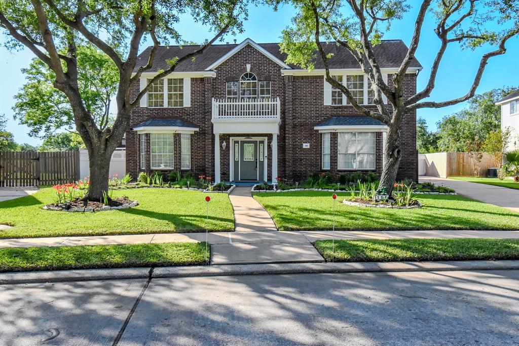 106 Plum Circle, Lake Jackson, Texas image 2