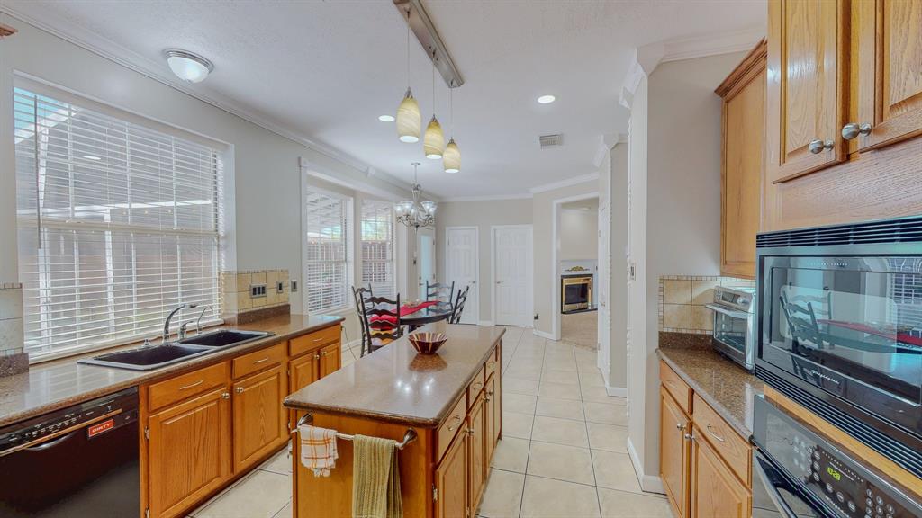 106 Plum Circle, Lake Jackson, Texas image 6