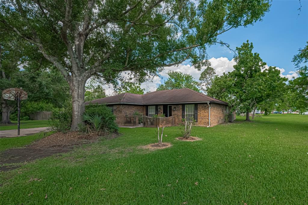 110 S Bow Drive, Lake Jackson, Texas image 2