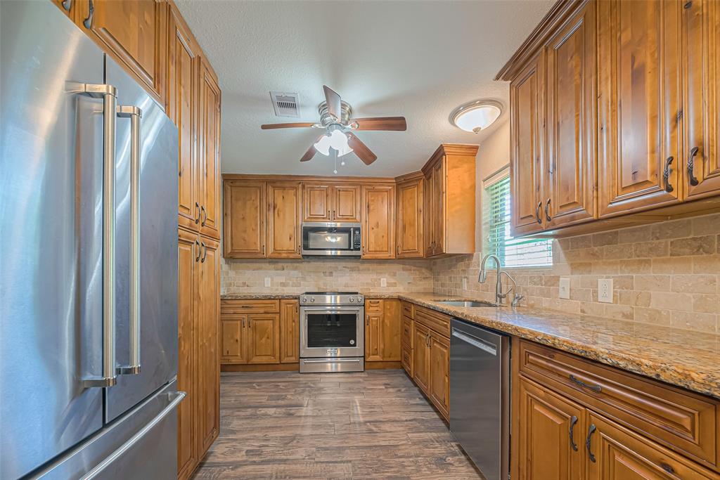 110 S Bow Drive, Lake Jackson, Texas image 10