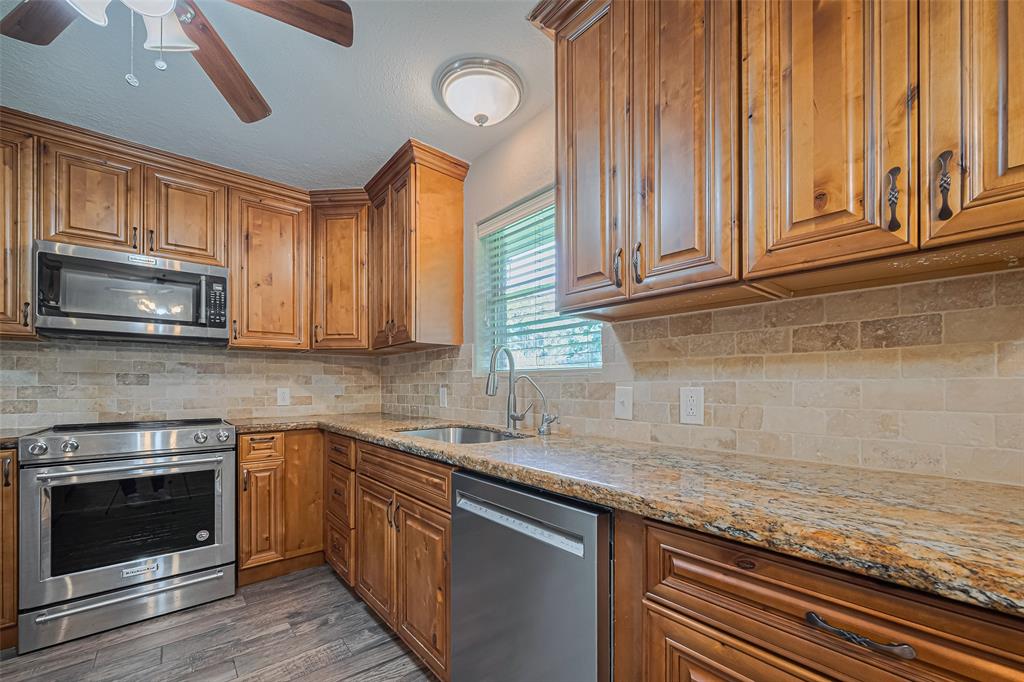 110 S Bow Drive, Lake Jackson, Texas image 11