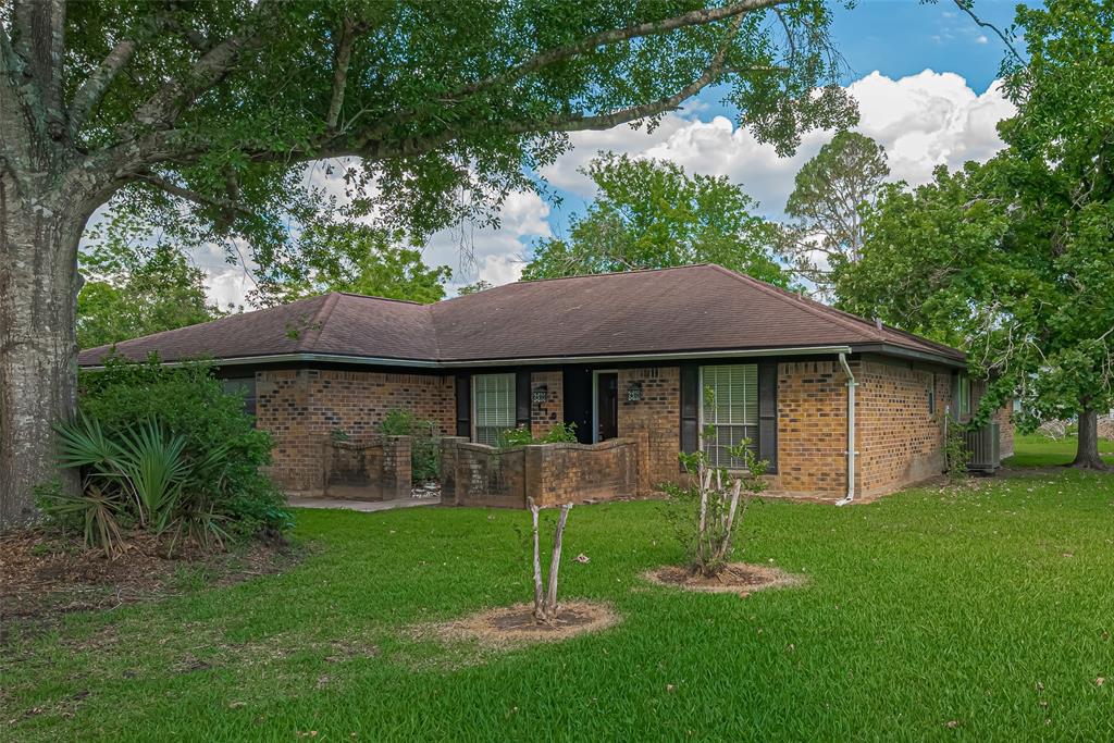 110 S Bow Drive, Lake Jackson, Texas image 1