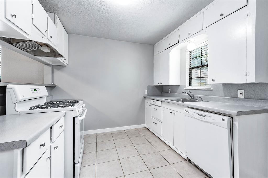 601 W Dumble Street, Alvin, Texas image 10