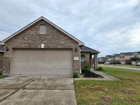 Photo of 5231 Lagoon Court, Bacliff, TX 77518 (MLS # 82526967)