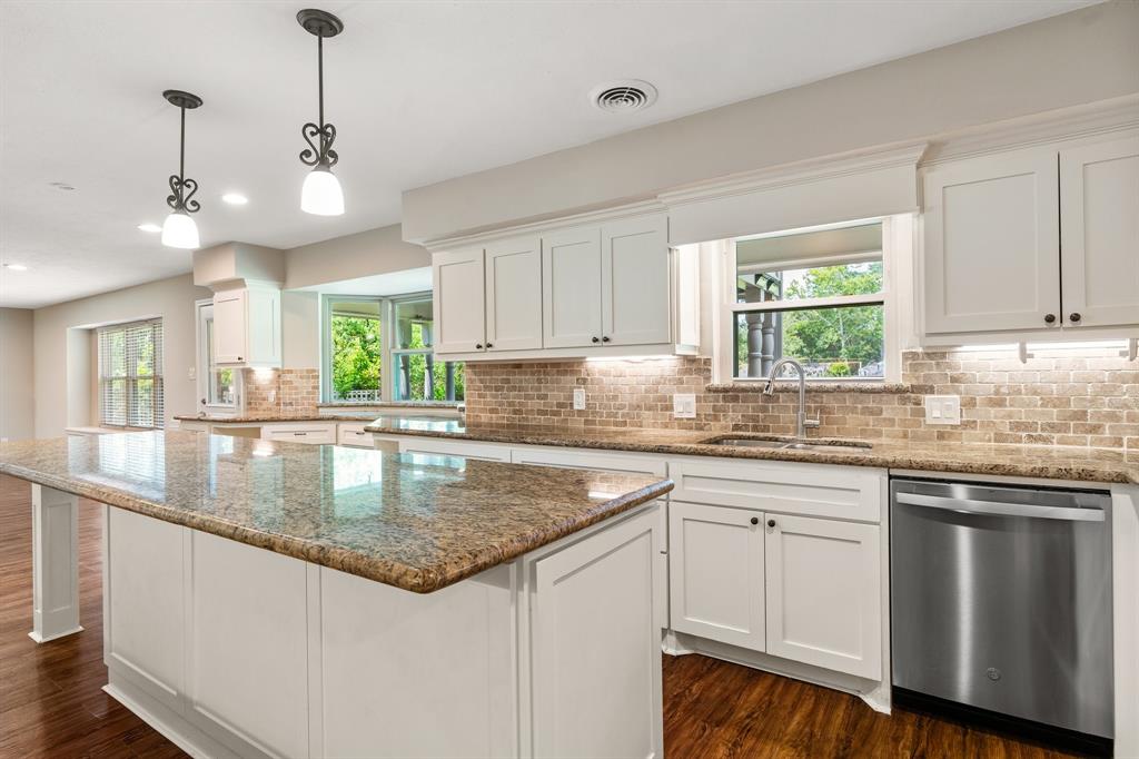 802 Stone Mountain Drive, Conroe, Texas image 13