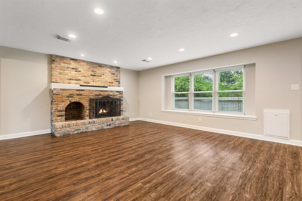 802 Stone Mountain Drive, Conroe, Texas image 7