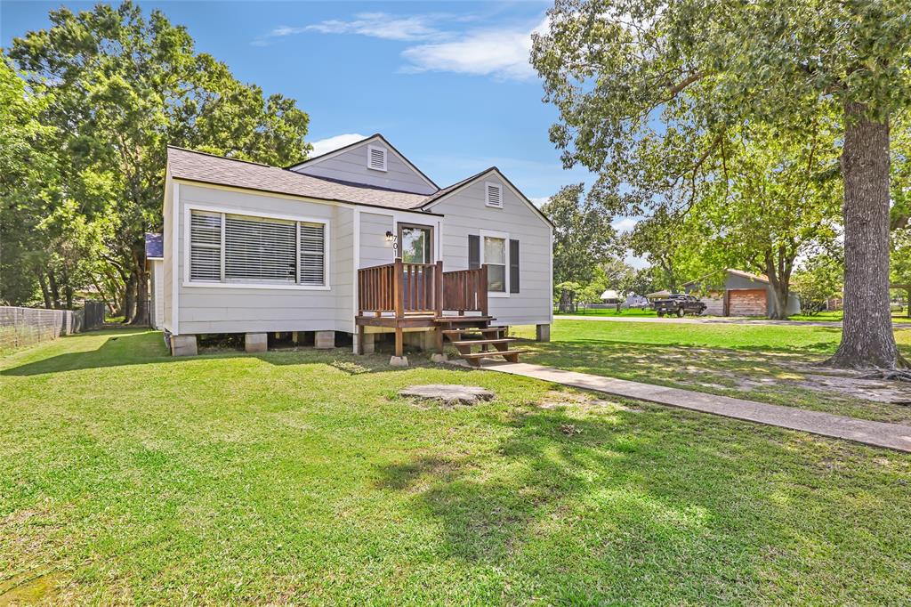 701 Magnolia Avenue, Anahuac, Texas image 1