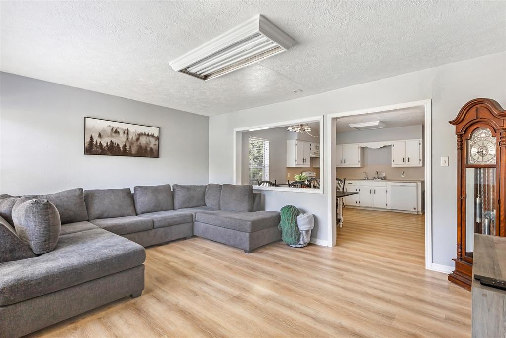 701 Magnolia Avenue, Anahuac, Texas image 3
