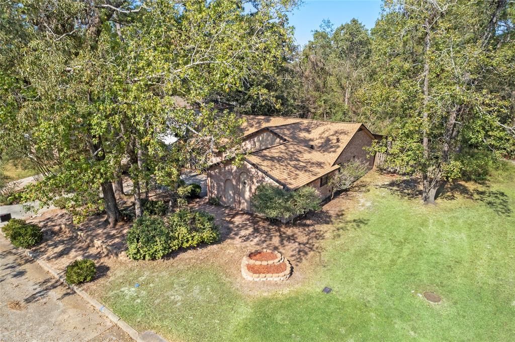2211 Spruce Lodge Drive, Kingwood, Texas image 2