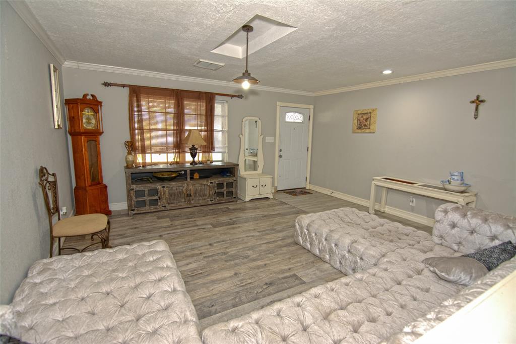 801 Elmwood Drive, Baytown, Texas image 6