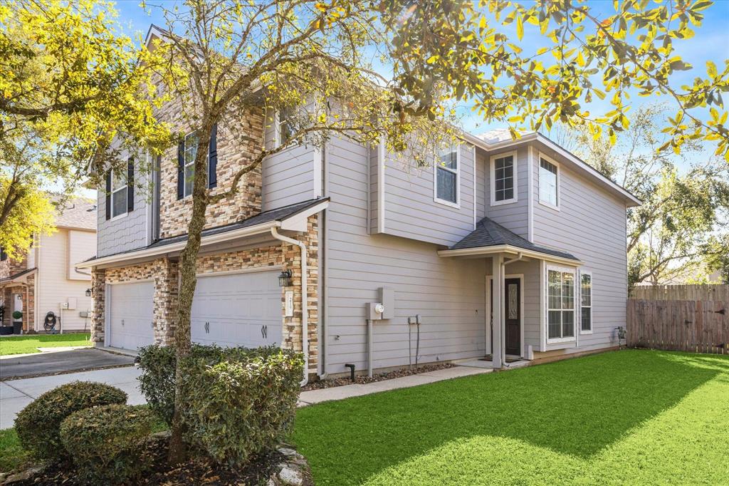 219 Drake Run Lane, Dickinson, Texas image 1