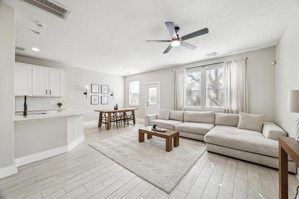 219 Drake Run Lane, Dickinson, Texas image 3